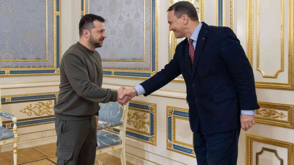 Radosław Sikorski greets Volodymyr Zelenskyy.