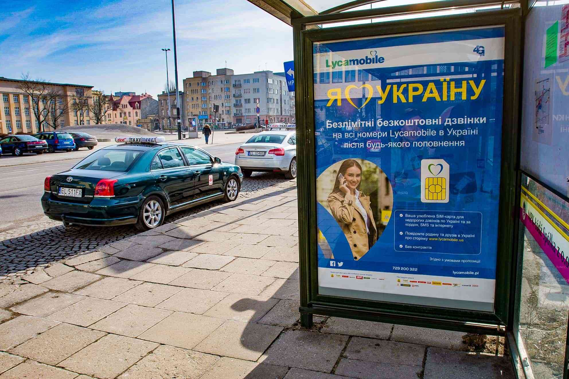 Fot. Andrzej Zbraniecki / East News / Lodz / 20.02.2018 W miescie pojawily sie pierwsze reklamy w jezyku ukrainskim.N/z: Plakat na przystanku autobusowym