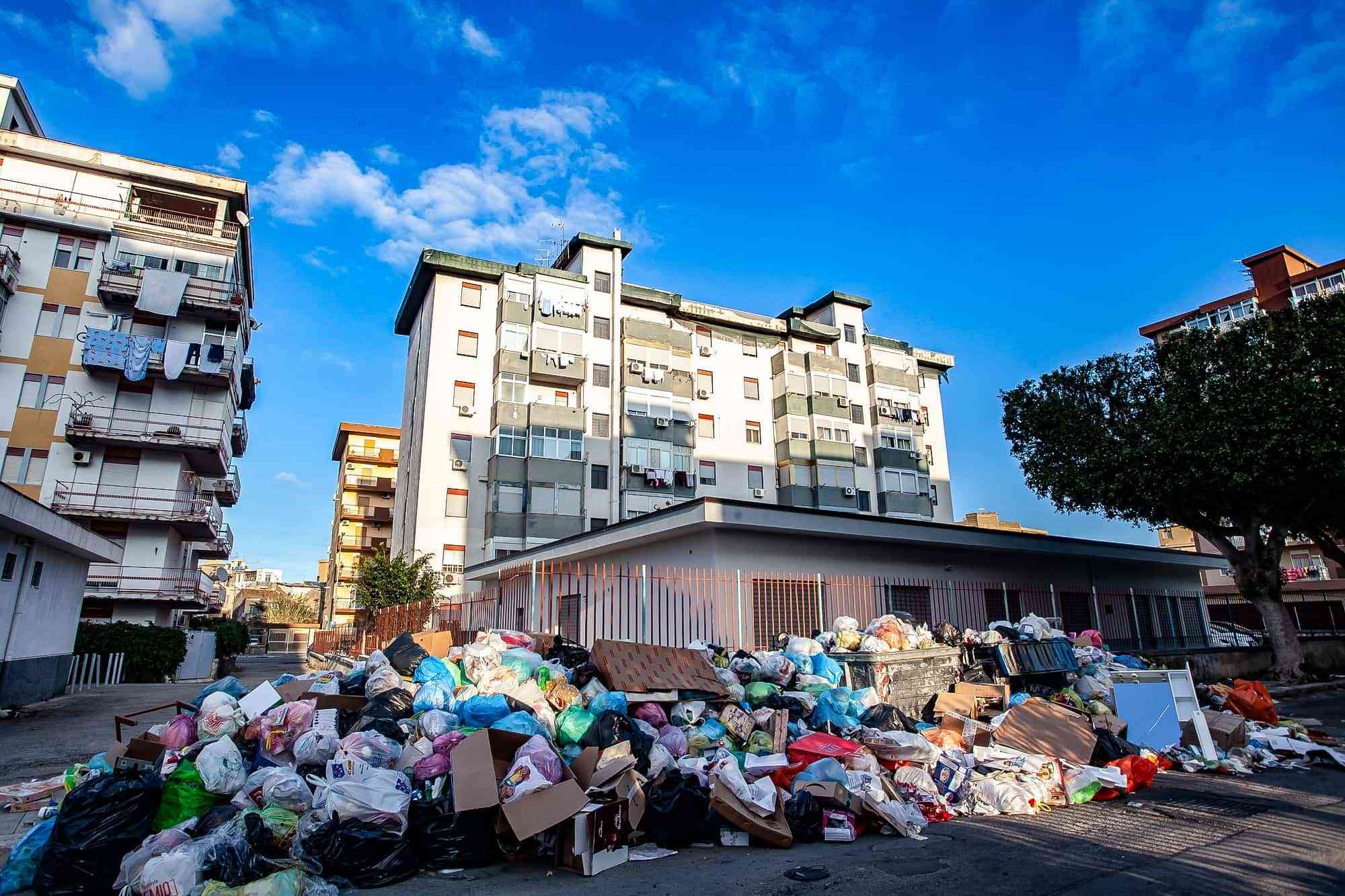 (12/28/2018) Trash on streets in Palermo