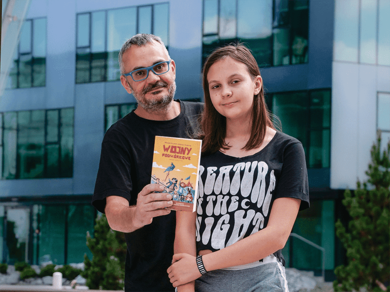 Marysia i jej tata przed budynkiem polskiej szkoły