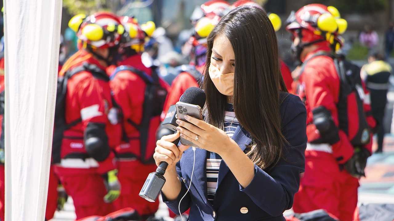 przestępczość na świecie: reporterka na miejscu zbrodni.