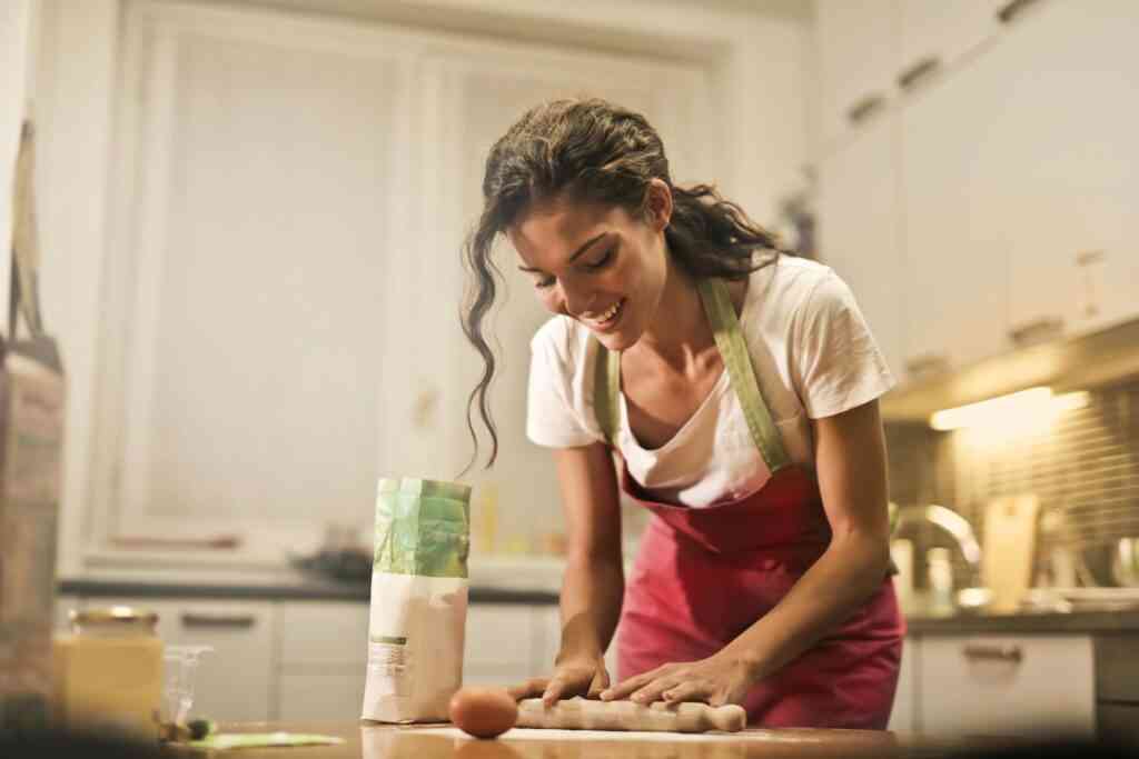 Trad wife – żona przy pracy w kuchni