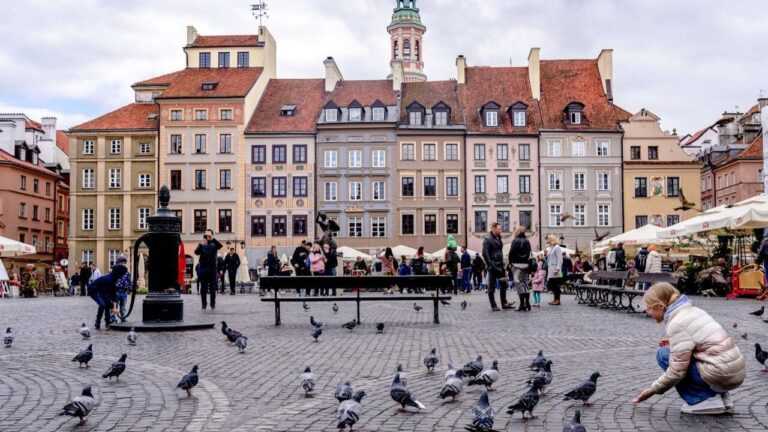 Ateizm w Polsce. Na zdjęciu ludzie na Starym Mieście w Warszawie