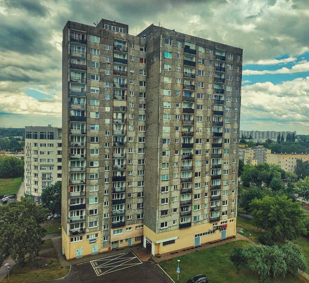 "Niebezpieczna architektura". Wybudowany w PRL szesnastopiętrowy blok, w którym mieszka kilkaset osób. Fot. Wojciech Wybranowski