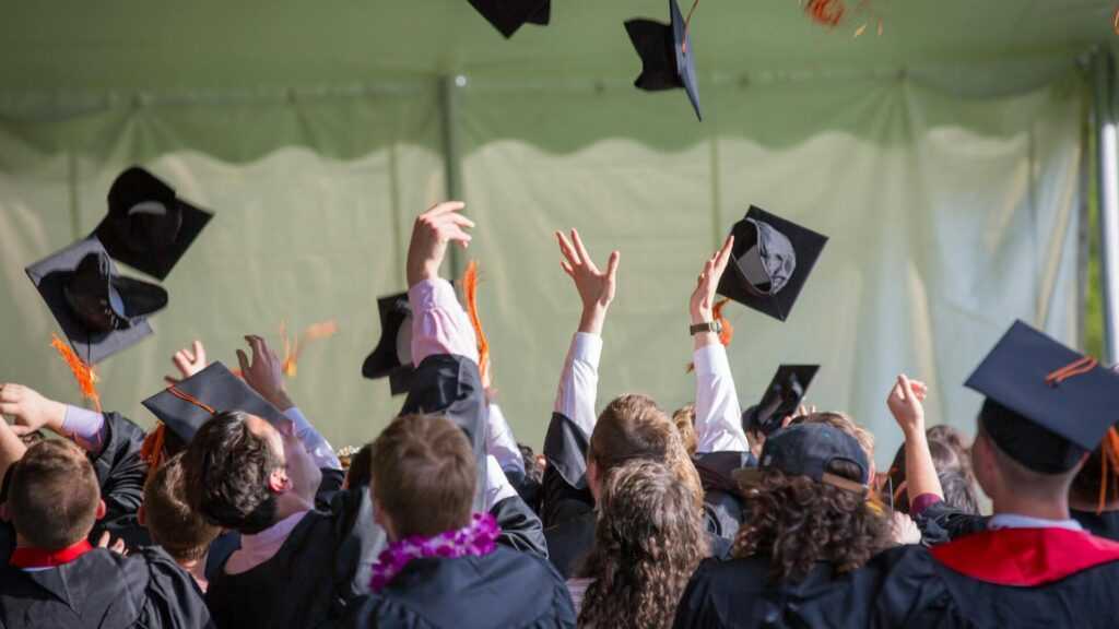 Universitatea Ecofeminism din Silezia, studenții își aruncă pălăriile pentru că și-au terminat studiile.