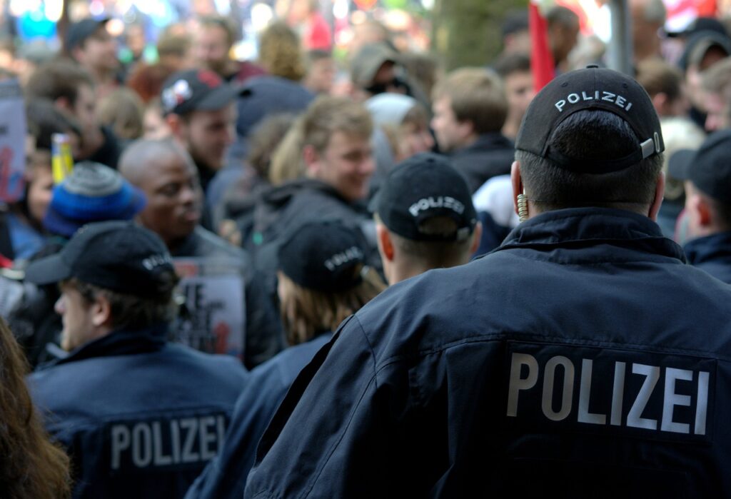 Szerzące się skrajne idee w Niemczech coraz częściej powodują masowe demonstracje, przemoc i konieczność interwencji policji.  Zdjęcie ilustracyjne. Fot. Franz. P. Sauerteig/Pixabay