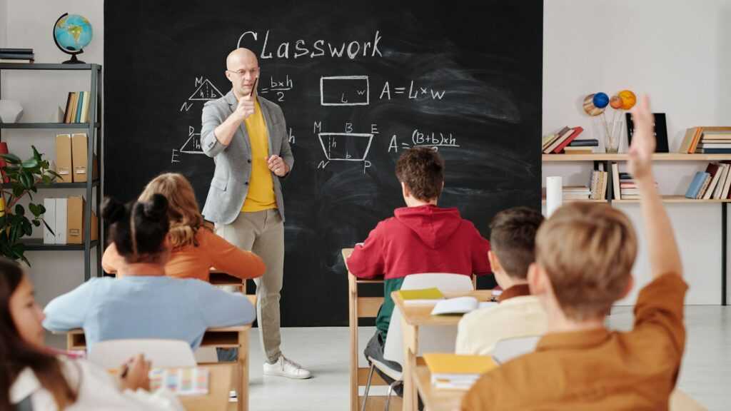 różnorodność edukacji, nauczyciel tłumaczący klasie zajęcia. 