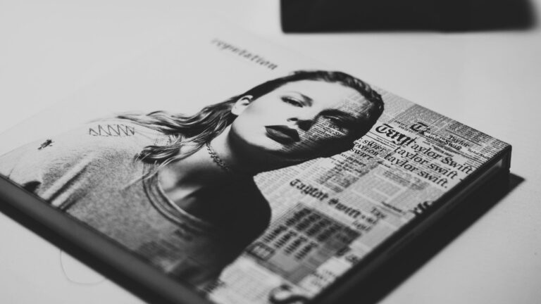 Taylor Swift i nostalgia: okładka albumu Taylor Swift Reputation ze zdjęciem piosenkarki