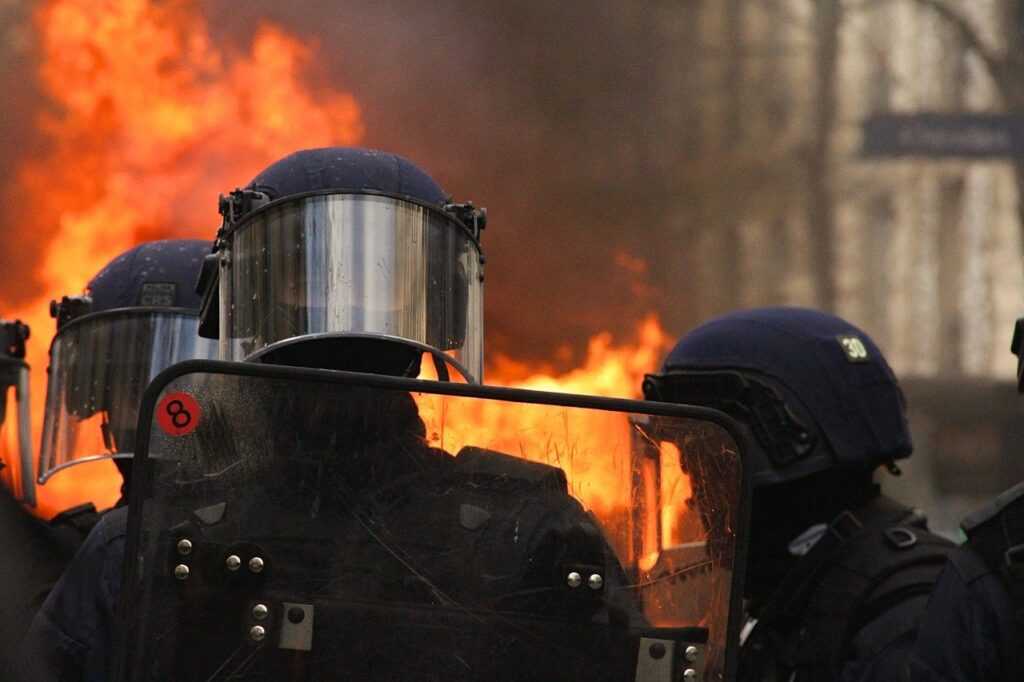 Gniew w polityce. Brutalnie rozpędzane przez policję demonstracje w Paryżu. Fot. Hubert de The/Pixabay