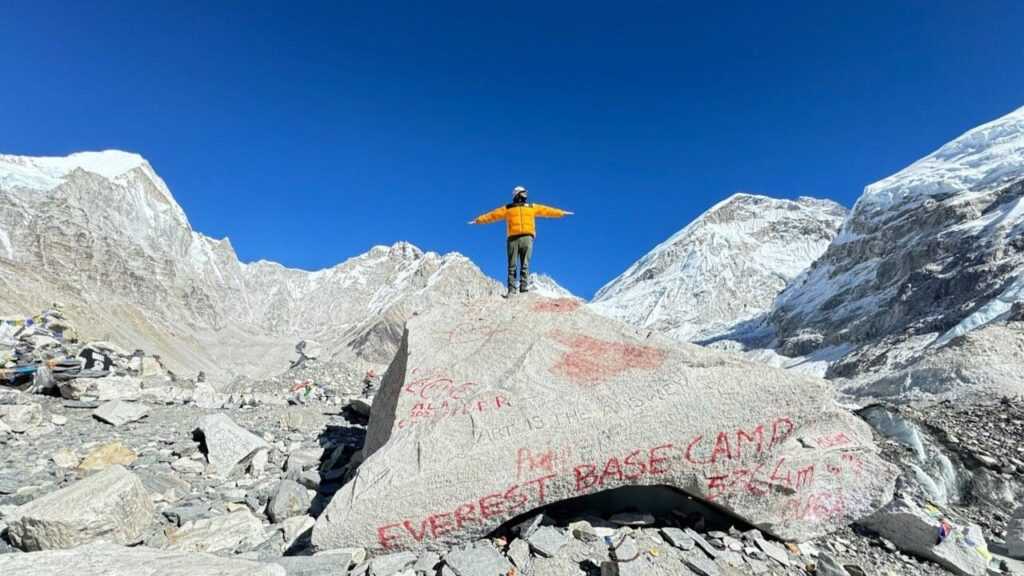 Jak wejść na Mount Everest. Na zdjęciu himalaista podczas wyprawy