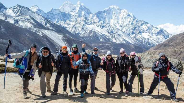 Jak wejść na Mount Everest. Na zdjęciu grupa osób w Himalajach