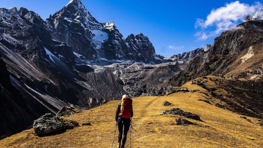 Jak wejść na Mount Everest, człowiek spacerujący po górach.