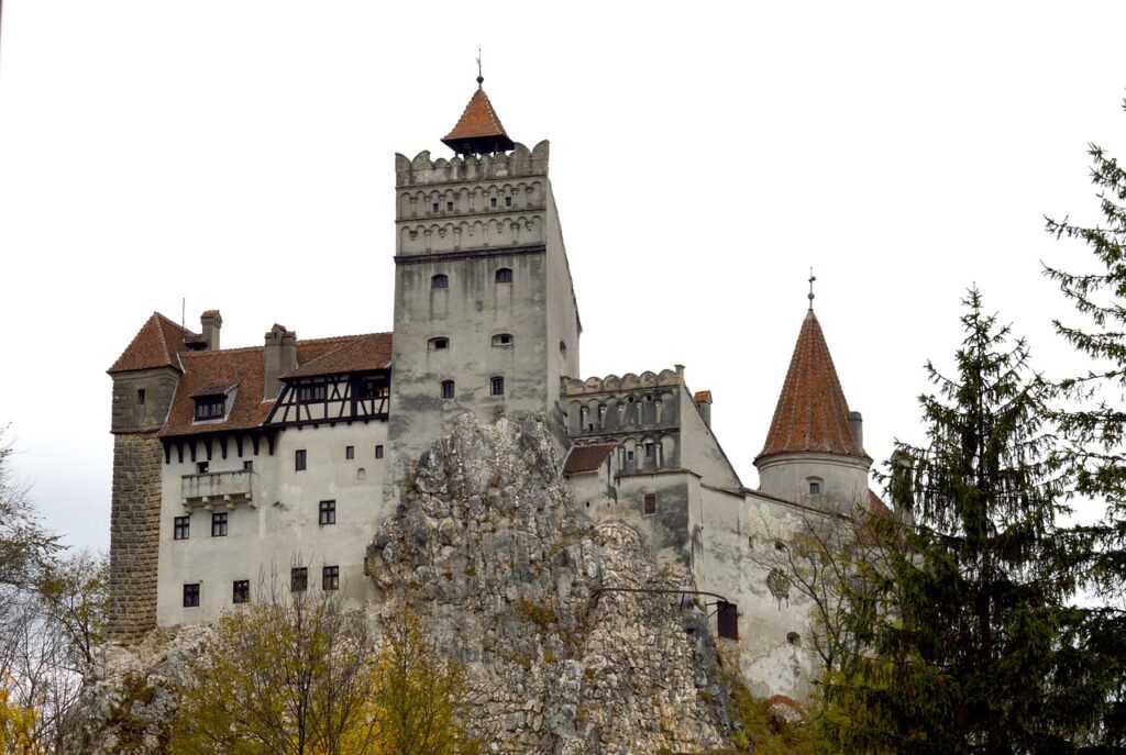 Unicitatea României. Fortul Bran. Aici se spune că a trăit legendarul vampir Dracula. De fapt, scaunul lui Vlad Țepeș a fost Castelul Bonary. Foto: Mandarin MD/pixabay