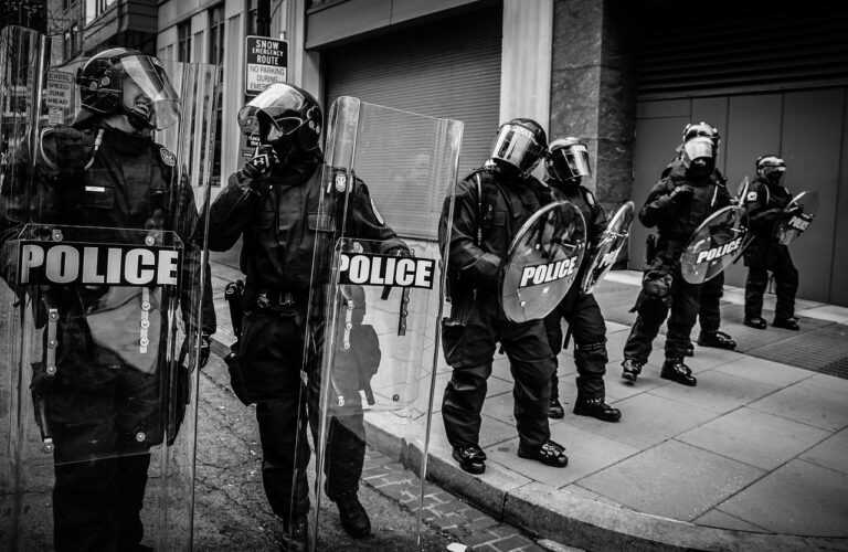 Tajemnice syndromu sztokholmskiego. Policja zabezpiecza teren przestępstwa. Fot. StockSnap/pixabay