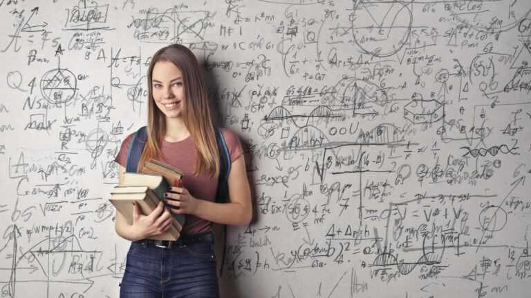 wartości akademickie, studentka na tle tablicy uniwersyteckiej.