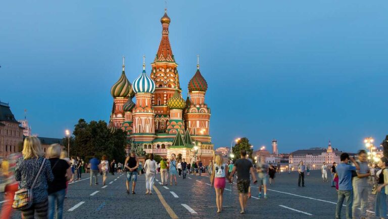 Rosyjskie imperializm. Moskwa. Tłumy ludzi spacerują. Fot. designerpoint/Pixabay