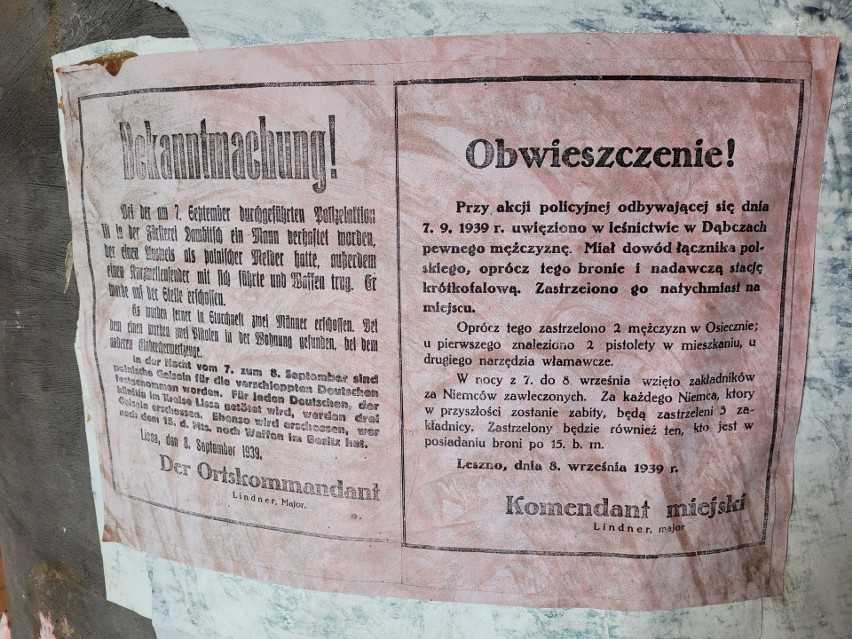 Tajemnica Adolfa Hitlera. Historyczny plakat informujący o rozstrzelanych przez Niemców Polakach, wystawiony w Forcie VII w Poznaniu. Fot. Wojciech Wybranowski