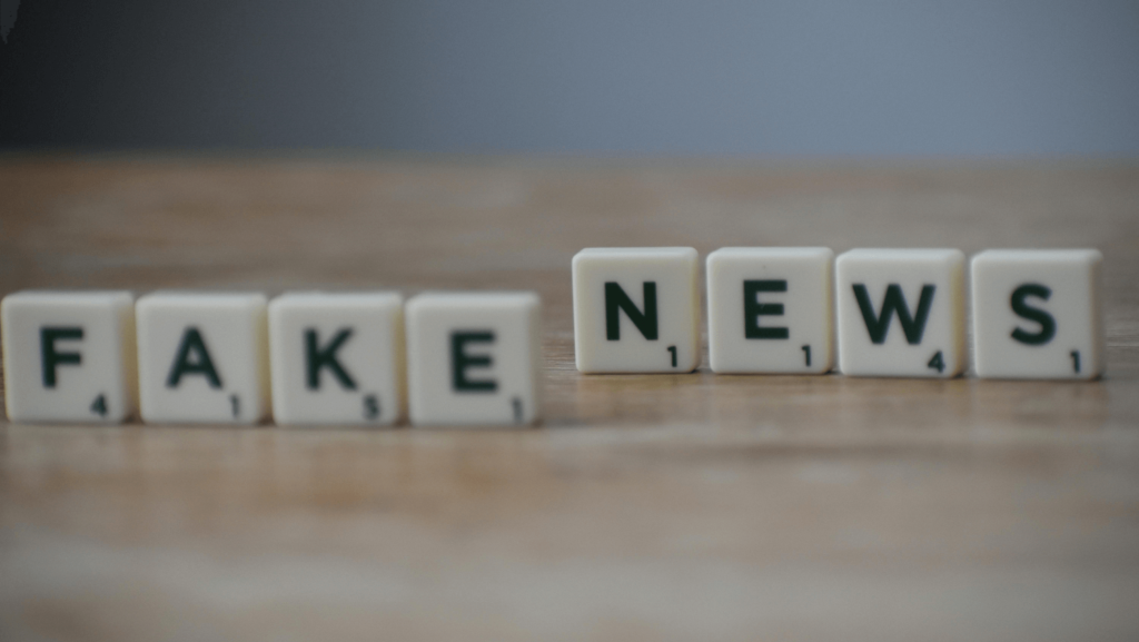 fake newsy: scrable ułożone w napis fake newsy.