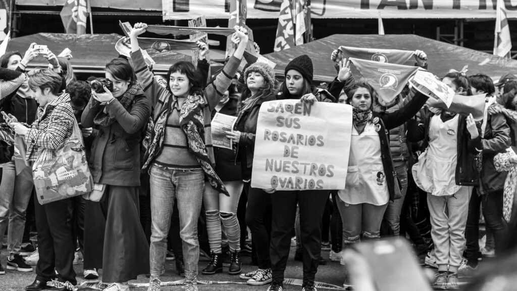 Kryzys w Argentynie: protestujący tłum na ulicy w Buenos Aires w Argentynie