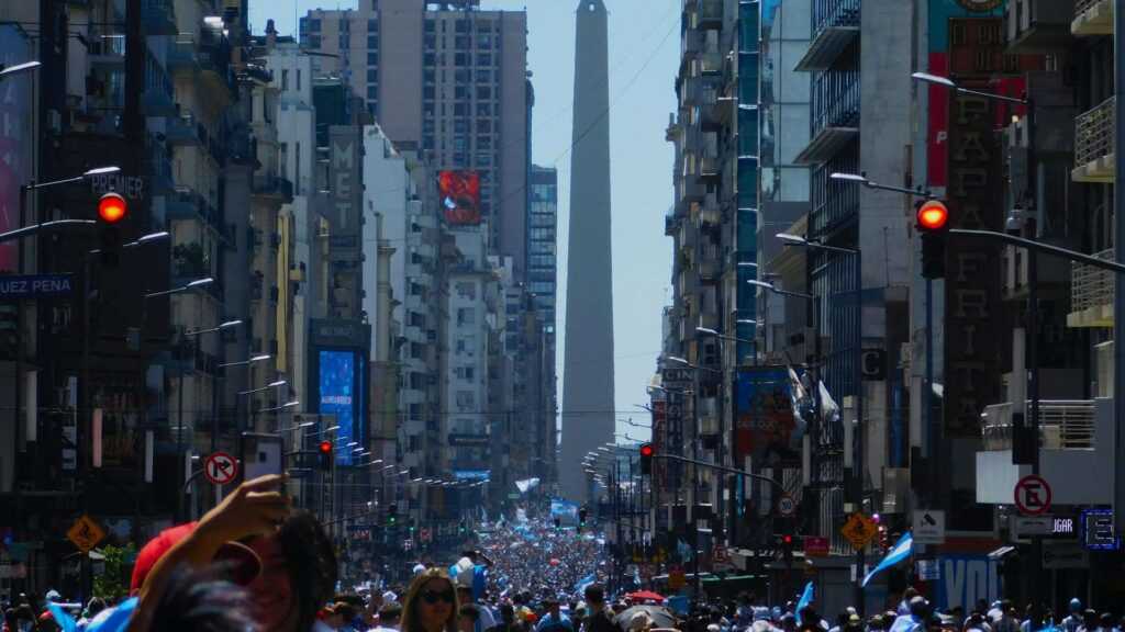 Kryzys w Argentynie: tłum na ulicy w Buenos Aires