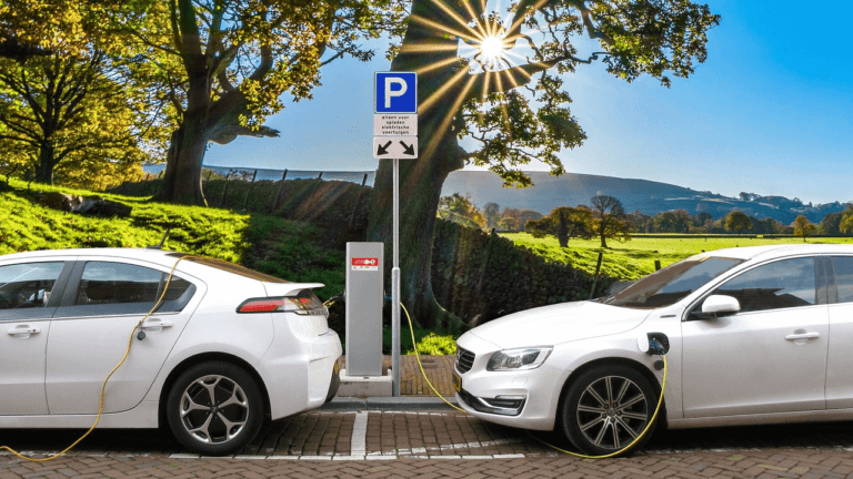 Pożary baterii, samochody elektryczne przy ładowarkach