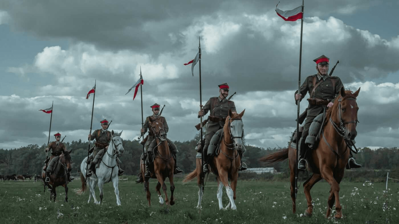 Niepodległość Polski. Ułani, bohaterowie polskiej niepodległości. Fot. Bartosz Bartkowiak/Pexels