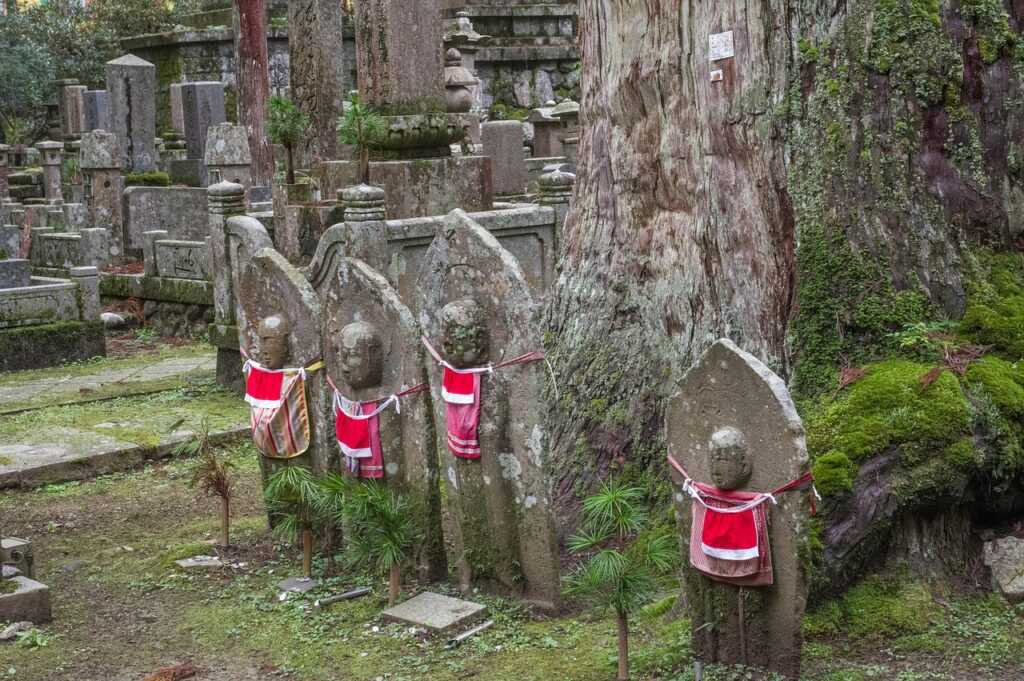 Tradycje pogrzebowe. Japonia. Koyasan. Fot. Jackmac34/Pixabay