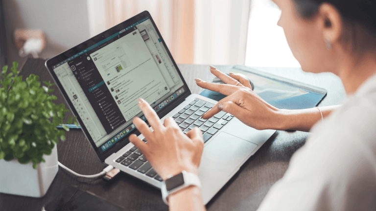 Edukacja AI, kobieta pracuje na laptopie