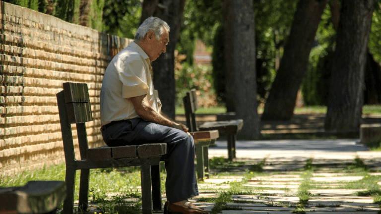 leczenie alzheimera, starszy człowiek siedzi na ławce