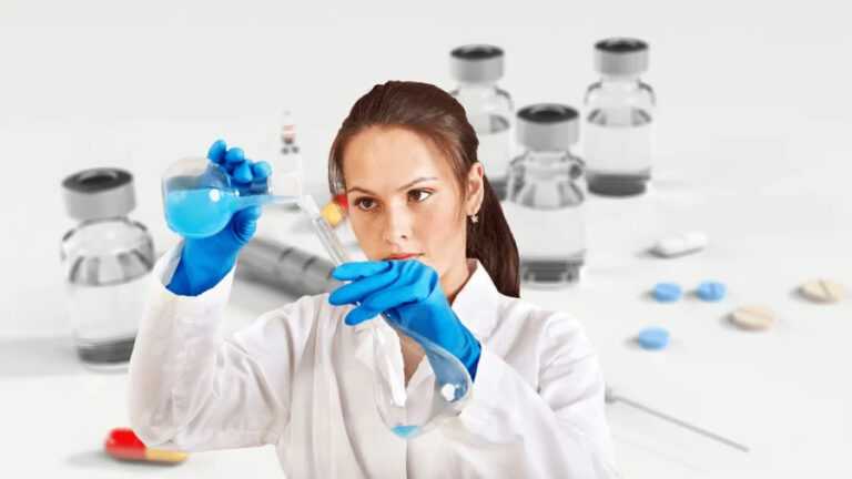 redukcja metanu, kobieta chemik trzyma probówki w ręce