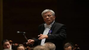 Andrzej Kucybała dyryguje orkiestrą symfoniczną podczas próby koncertowej. Jak ocenia sztuke i hierarchię wartości pisze w naszym felietonie