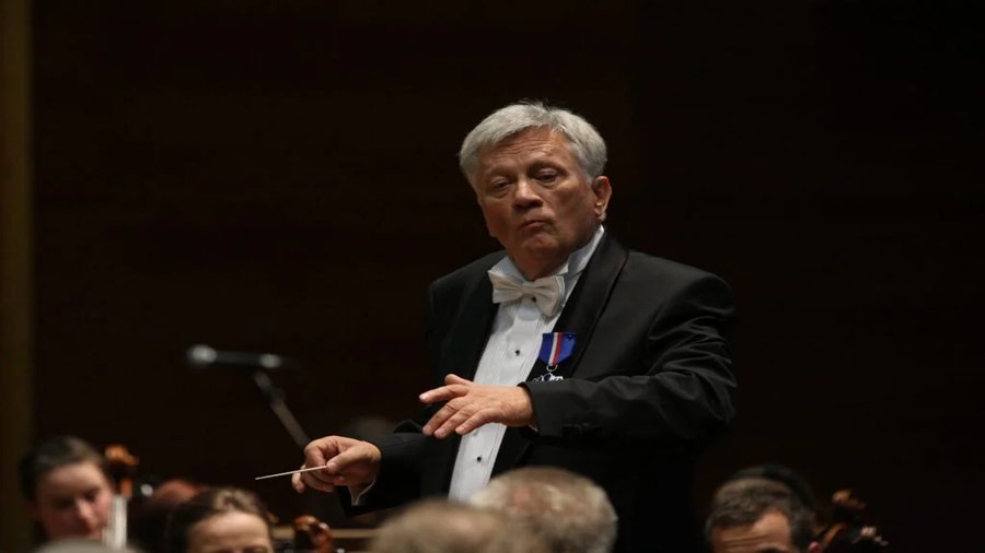Andrzej Kucybała dyryguje orkiestrą symfoniczną podczas próby koncertowej