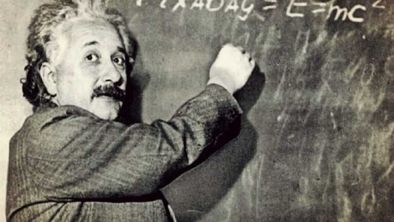 Kreatywne myślenie, albert einstein przy tablicy