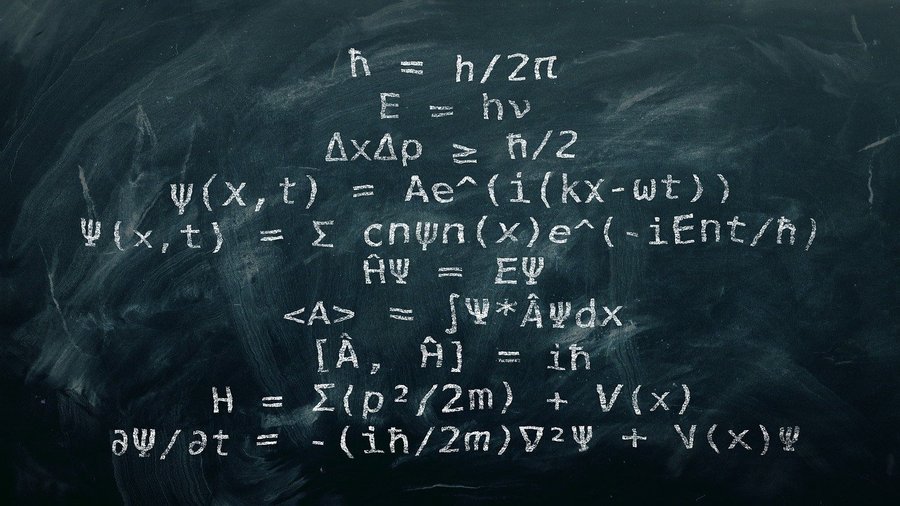 fizyka kwantowa, czarna tablica zapisana wzorami matematycznymi