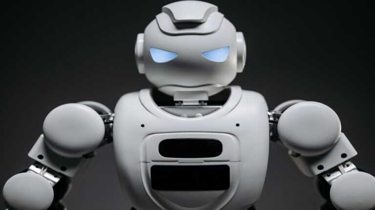 Roboty w sporcie, robot humanoidalny w biąłym kolorze