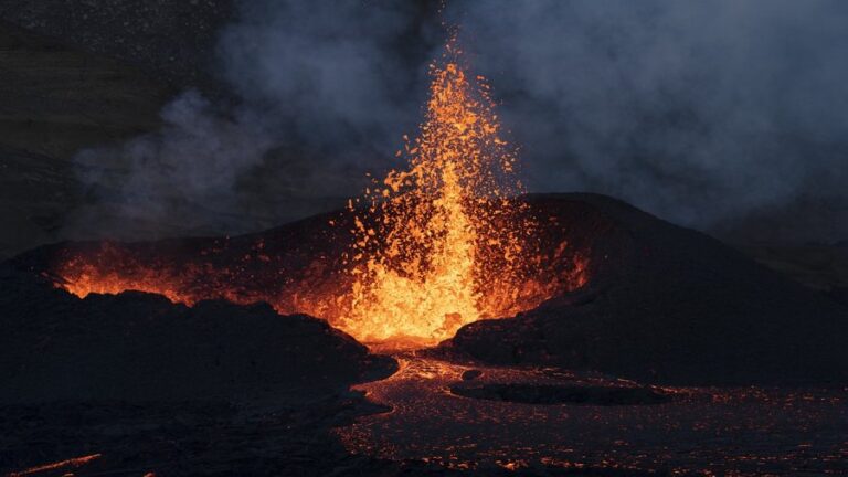 erupcja wulkanu, lawa wydobywa się z wulkanu