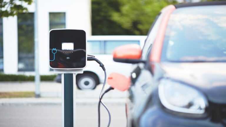 zainteresowanie elektrykami, samochód elektryczny podczas ładowania