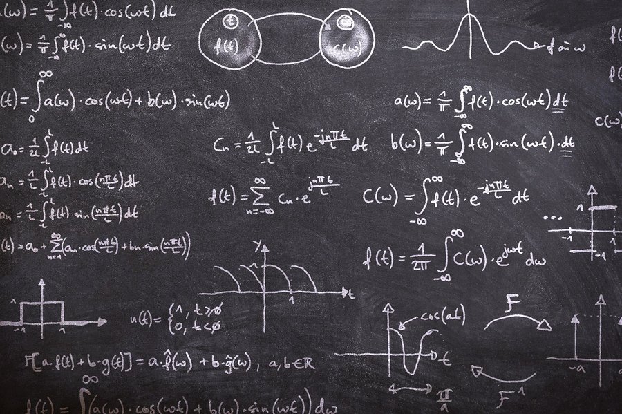 podejmowanie dezycji, tablica szkolna zapisana wzorami matematycznymi