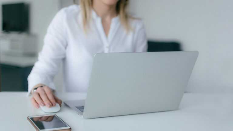 Analiza komputerowa: kobieta przy laptopie