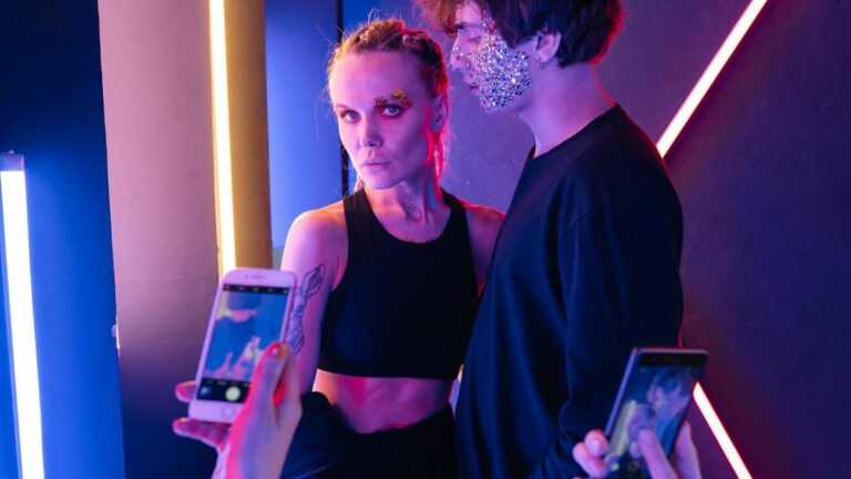Młodzi o influencerach: influencerzy, kobieta i mężczyzna, fotografowani smartfonami
