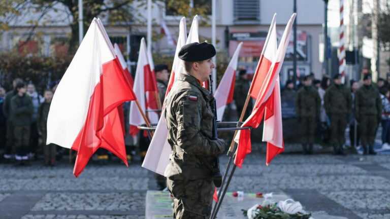 Obrona kraju: polski żołnierz w trakcie ceremonii przy pamiątkowej tablicy