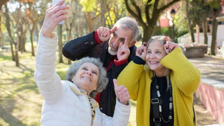 starzenie się, seniorzy robiący selfie