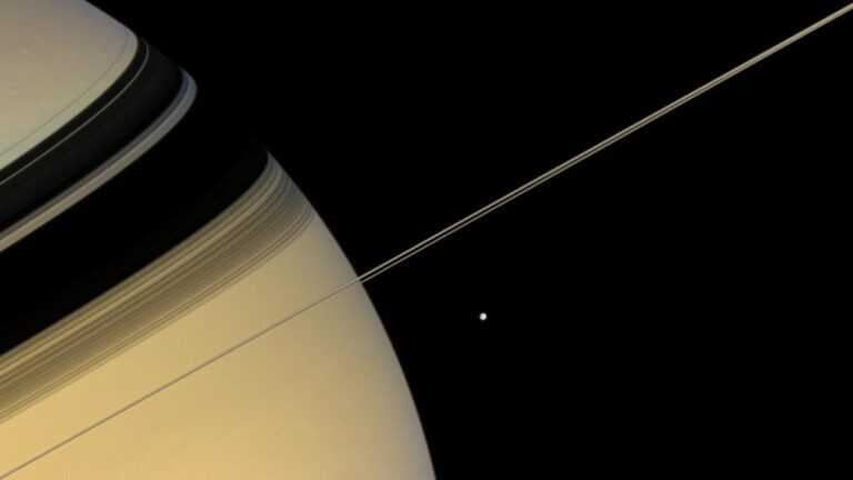 Saturn ma 128 nowych księżyców. Naukowcy wyjaśniają ich tajemnice