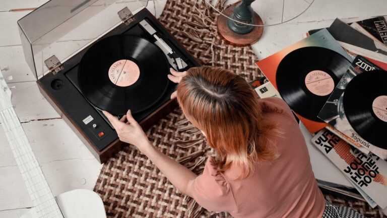 muzyka wywołująca nostalgię, kobieta słucha muzyki na gramofonie