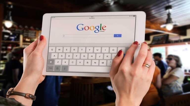 śledzenie urządzeń, tablet z otwartą wyszukiwarką google