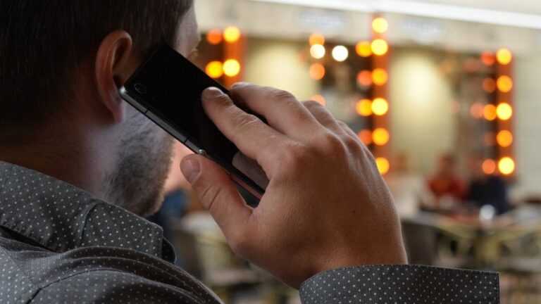 strach przed telefonowaniem, mężczyzna trzyma telefpn przy uchu