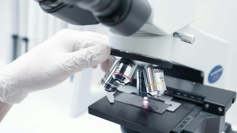 zaburzenia poznawcze, mikroskop w laboratorium