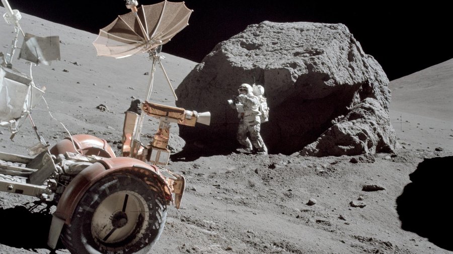 Woda na Księżycu, łazik na księżycu i astronauta stojący w tle, fot. NASA