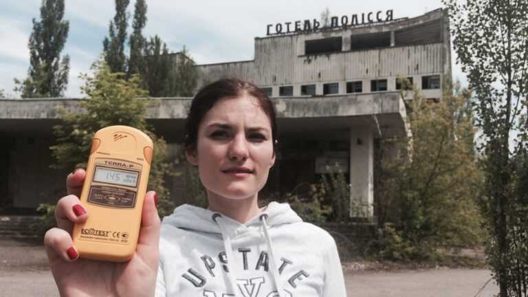 Katastrofa w Czarnobylu: Maria Mazurek trzyma licznik Geigera, w tle Hotel Polesie w Prypeci