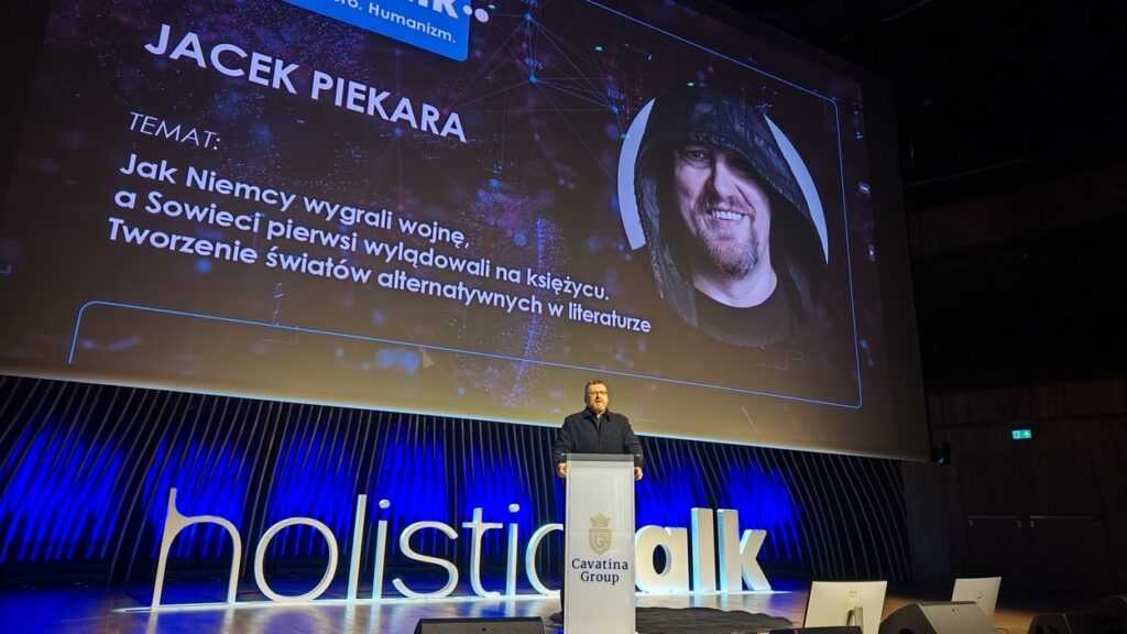 Konferencja Holistic Talk 2025. Wystąpienie pisarza Jacka Piekary. Fot. Wojciech Wybranowski
